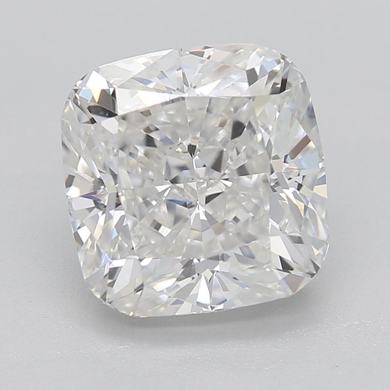 Élégamment conçue, cette étonnante bague en diamant séduit par ses caractéristiques remarquables. Au cœur de cette pièce se trouve un époustouflant diamant coussin G VS2 de 2,22, solidement maintenu dans un serti surélevé qui rehausse sa brillance