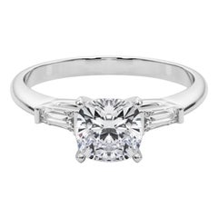 GIA 2.22ct Cushion Three-Stone Tapered Baguette 18K White Gold Diamond Ring (bague à diamant en or blanc)