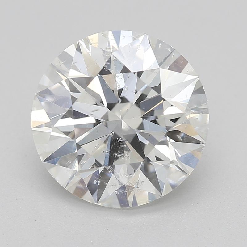 Fabriquée à la main à New York, cette superbe bague en diamant met en valeur un remarquable diamant rond, magnifiquement serti dans un remarquable design à plusieurs branches. D'un poids de 2,22 et d'un grade H et SI2, cette pièce exquise rayonne