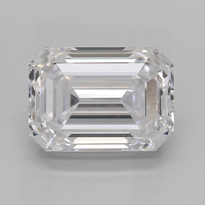 Realizzato a mano a New York, questo splendido anello con diamante affascina con il suo incantevole design, magistralmente realizzato in platino. Al centro si trova un magnifico diamante smeraldo del peso di 2,24, classificato E e VS2, che