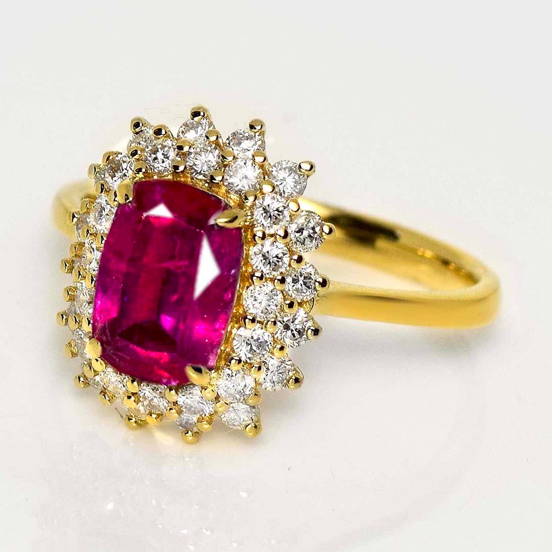 Taglio cuscino GIA Anello di fidanzamento con rubino dell'Afghanistan non riscaldato da 2,24 ct in oro giallo 18 carati in vendita
