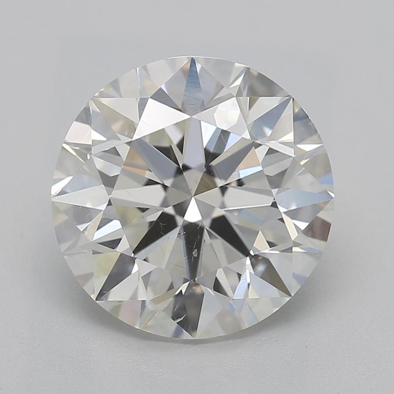 Célébrez le passé, le présent et l'avenir avec cette superbe bague en diamant qui met en vedette un captivant diamant rond de 2,25 , affichant un brillant J et un exceptionnel SI1. La pièce centrale est élégamment fixée dans une monture à quatre
