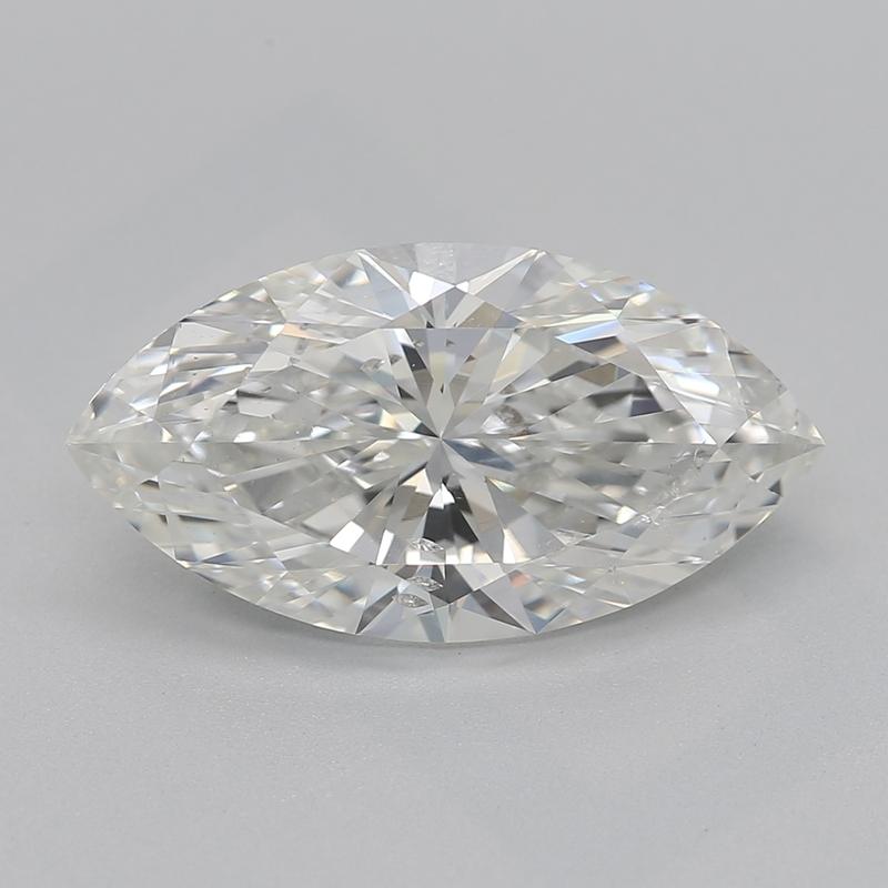 Fabriquée à la main à New York, cette superbe bague en diamant séduit par son design enchanteur, réalisé de main de maître en platine. En son cœur se trouve un magnifique diamant marquise pesant 2,26, classé H et SI2, garantissant une brillance et