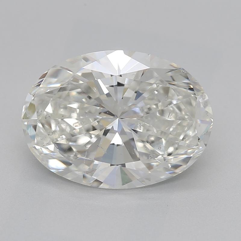 Voici une superbe bague en diamant qui allie élégance et sophistication. En son cœur se trouve une captivante pierre centrale ovale, pesant 2,27 et classée H avec SI2, garantissant un éclat éblouissant. La bague présente une monture classique à