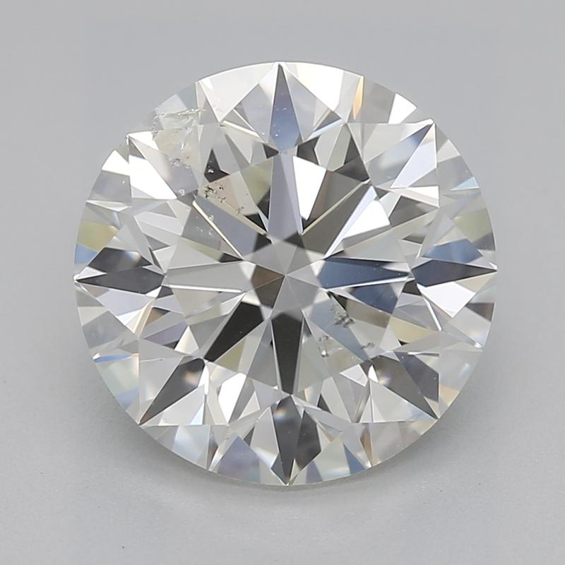 Incarnant avec élégance une sophistication intemporelle, cette bague en diamant est ornée d'une superbe pierre centrale de taille ronde, d'un poids remarquable de 2,27. Classé J et SI2, le diamant rayonne de brillance et de feu, ce qui en fait une