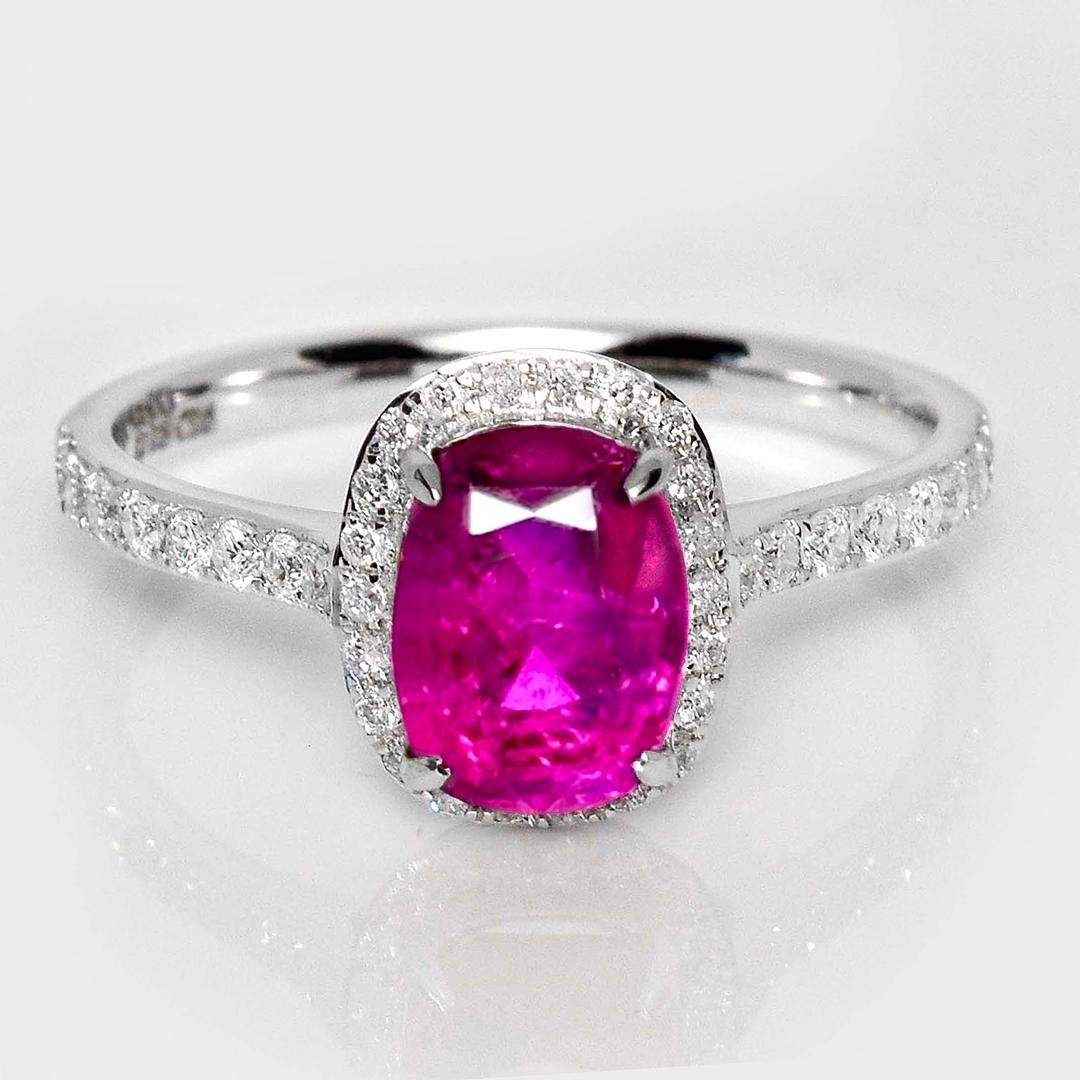 *Anello di fidanzamento con rubino dell'Afghanistan non riscaldato in oro bianco 18 carati* GIA 2,28 ct

Il rubino naturale non riscaldato dell'Afghanistan, certificato GIA, è la pietra centrale del peso di 2,28 carati, incastonata nella fascia a