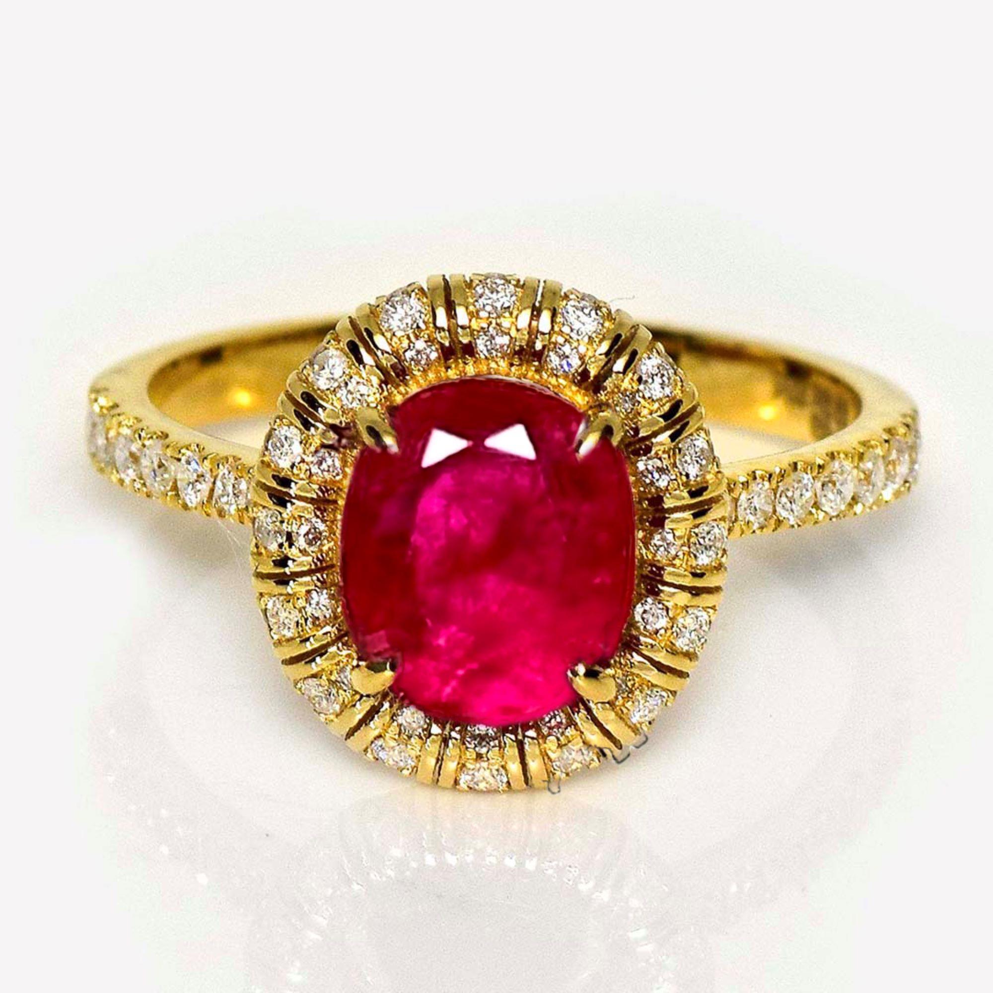 *Anello di fidanzamento con rubino dell'Afghanistan non riscaldato* GIA 2,28 carati in oro giallo 18K

Il rubino rosso vivo dell'Afghanistan, non riscaldato, certificato GIA, è la pietra centrale di 2,28 carati, incastonata nella fascia a raggiera