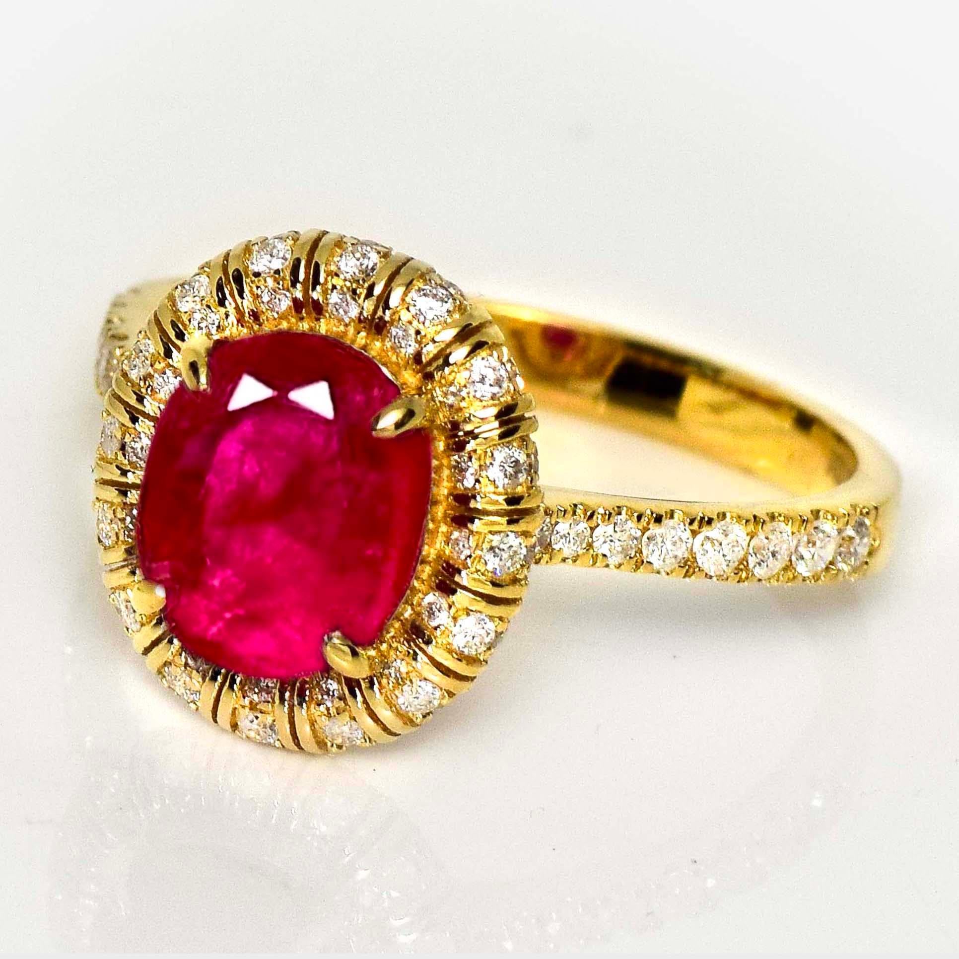 Taglio cuscino GIA Anello di fidanzamento con rubino dell'Afghanistan non riscaldato da 2,28 ct in oro giallo 18 carati in vendita