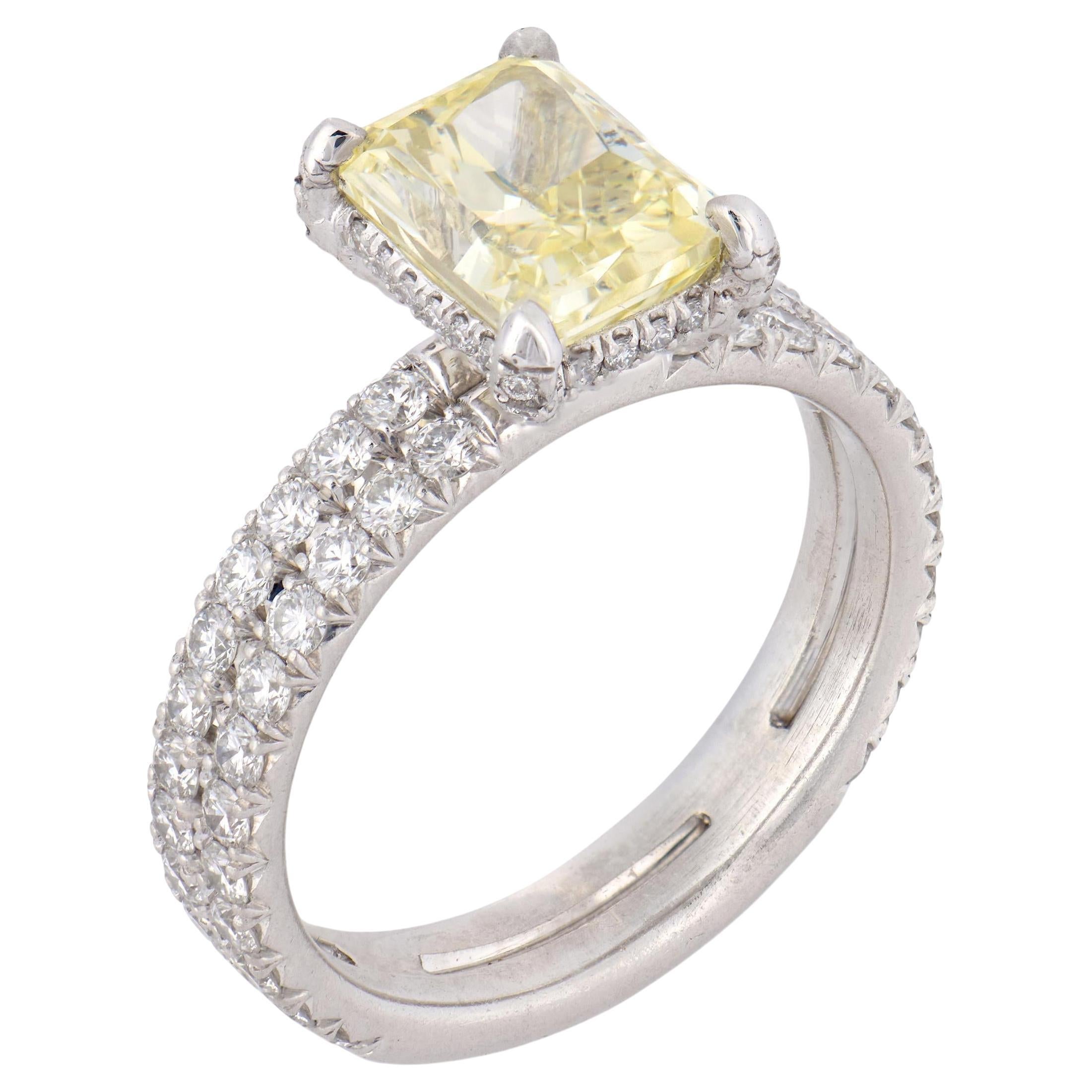 GIA Bague de fiançailles en platine avec un diamant jaune fantaisie de 2,29 carats