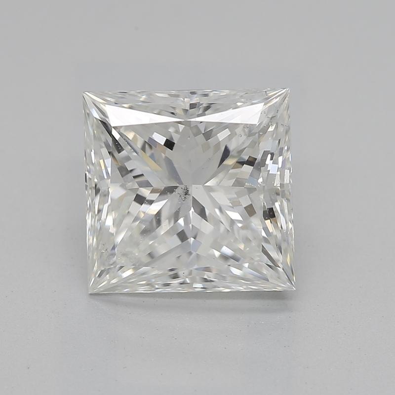 Dieser exquisite, in New York handgefertigte Diamantring besticht durch einen Princess H SI2-Diamanten mit einem Gewicht von beeindruckenden 2,29. Das kunstvoll gestaltete Schmuckstück aus luxuriösem Weißgold ist eine Meisterleistung der