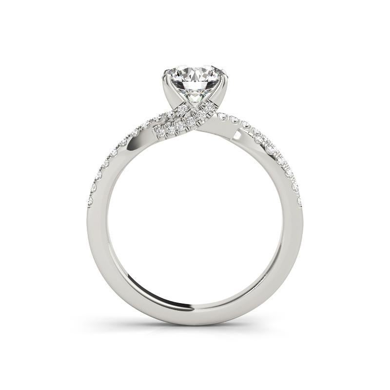 Fabriquée à la main à New York, cette magnifique bague en diamant est ornée d'une pierre centrale ronde d'un poids impressionnant de 2,29, d'une pureté G et d'une pureté SI2. Elegamment réalisée en platine luxueux, cette pièce est un véritable