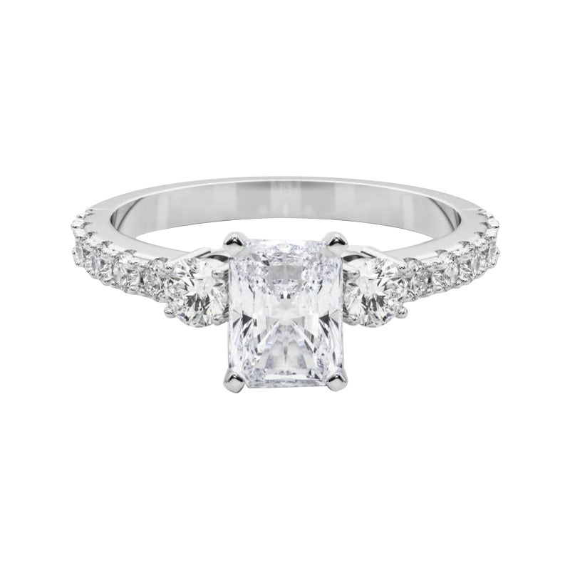 GIA 2,2ct Radiante a tre pietre con gambo di diamante Anello con diamante in oro bianco 18 carati