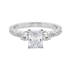 GIA 2,2ct Radiante a tre pietre con gambo di diamante Anello con diamante in oro bianco 18 carati