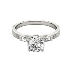 GIA 2,2ct Anello con diamante rotondo inciso a tre pietre Baguette in oro bianco 18 carati