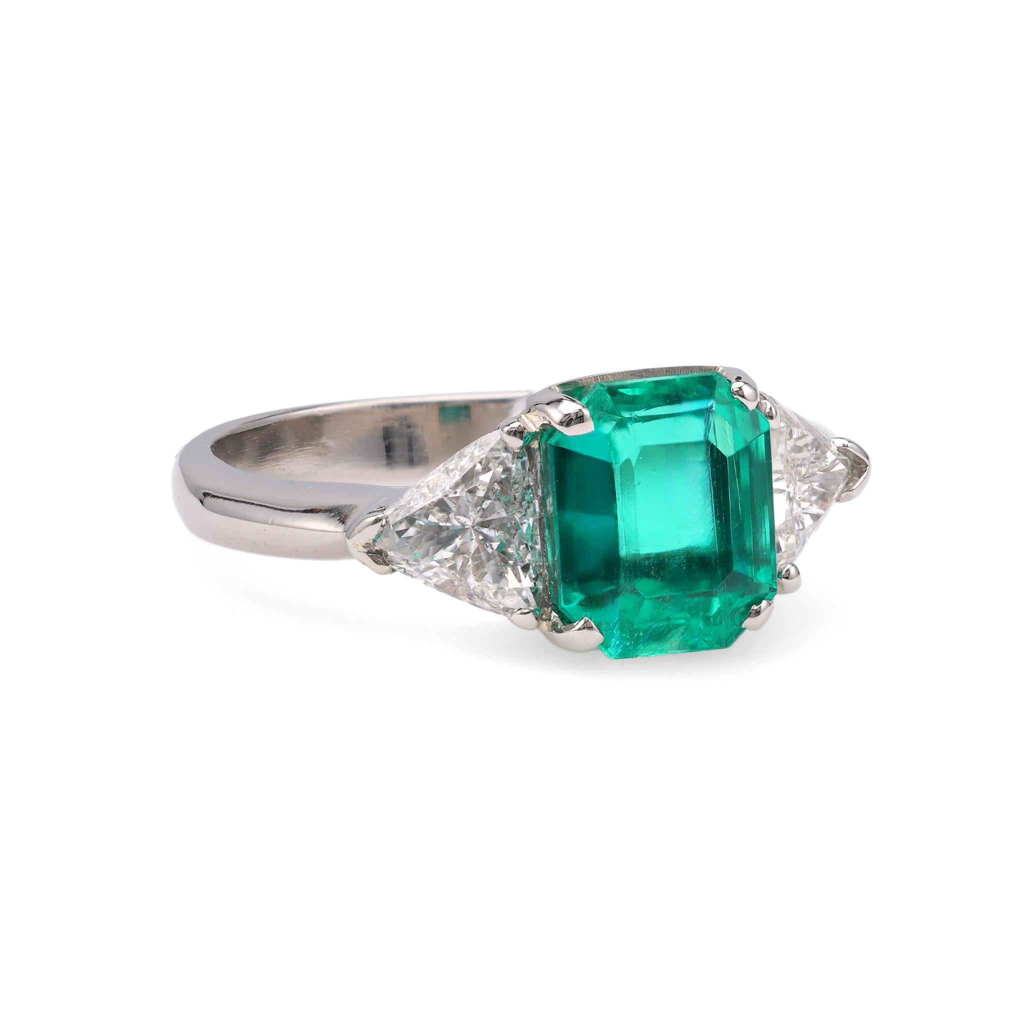 GIA 2.30 Carat Colombian Emerald Diamond Platinum Ring In Excellent Condition For Sale In Beverly Hills, CA