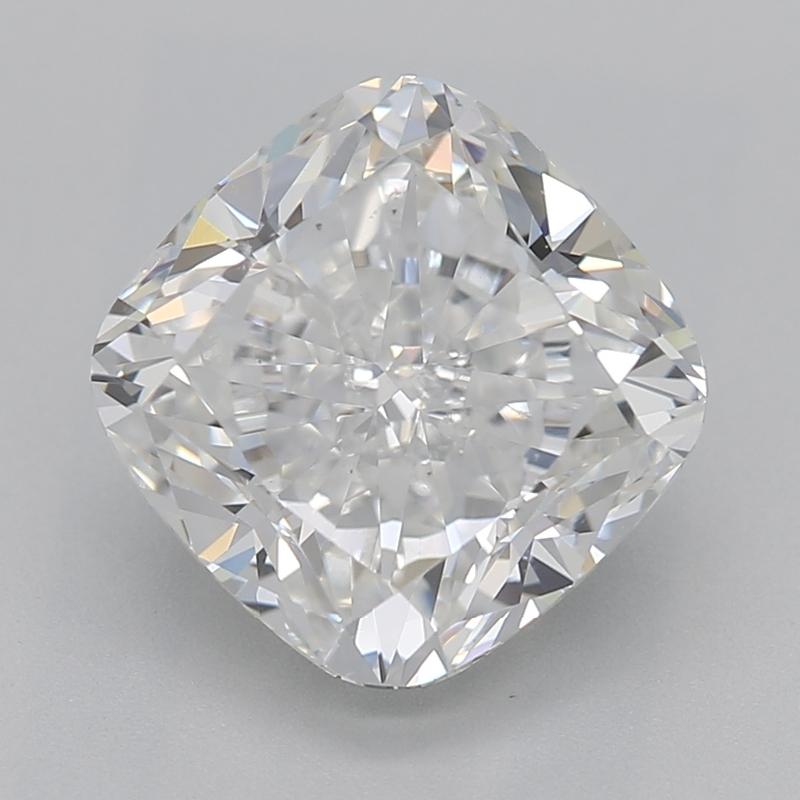 Elegantemente diseñado, este impresionante anillo de diamantes cautiva por sus notables características. En el corazón de esta pieza se encuentra un impresionante diamante cojín F SI1 de 2,30, sujeto con seguridad en un engaste de garras elevadas