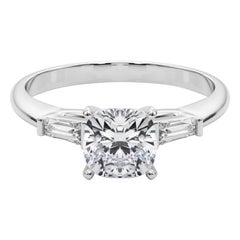 GIA 2.30ct Cushion Three-Stone Tapered Baguette  Bague en diamant