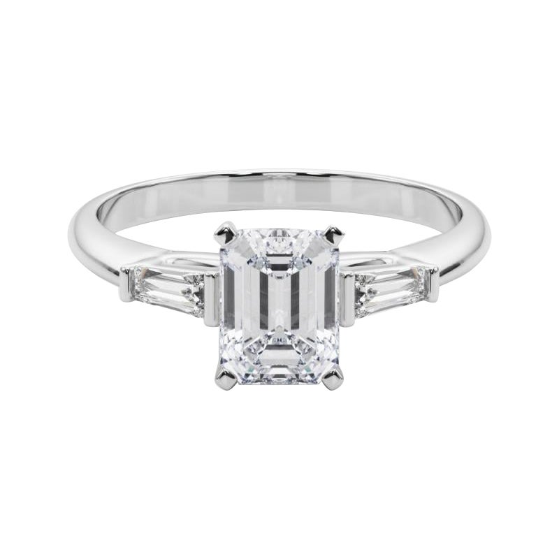 GIA 2,30ct Smeraldo a tre pietre Baguette affusolata Anello con diamanti in oro bianco 18 carati