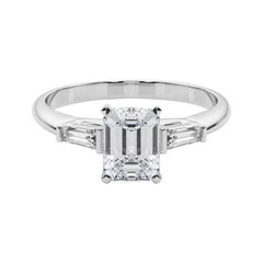 GIA 2,30ct Smeraldo a tre pietre Baguette affusolata Anello con diamanti in oro bianco 18 carati