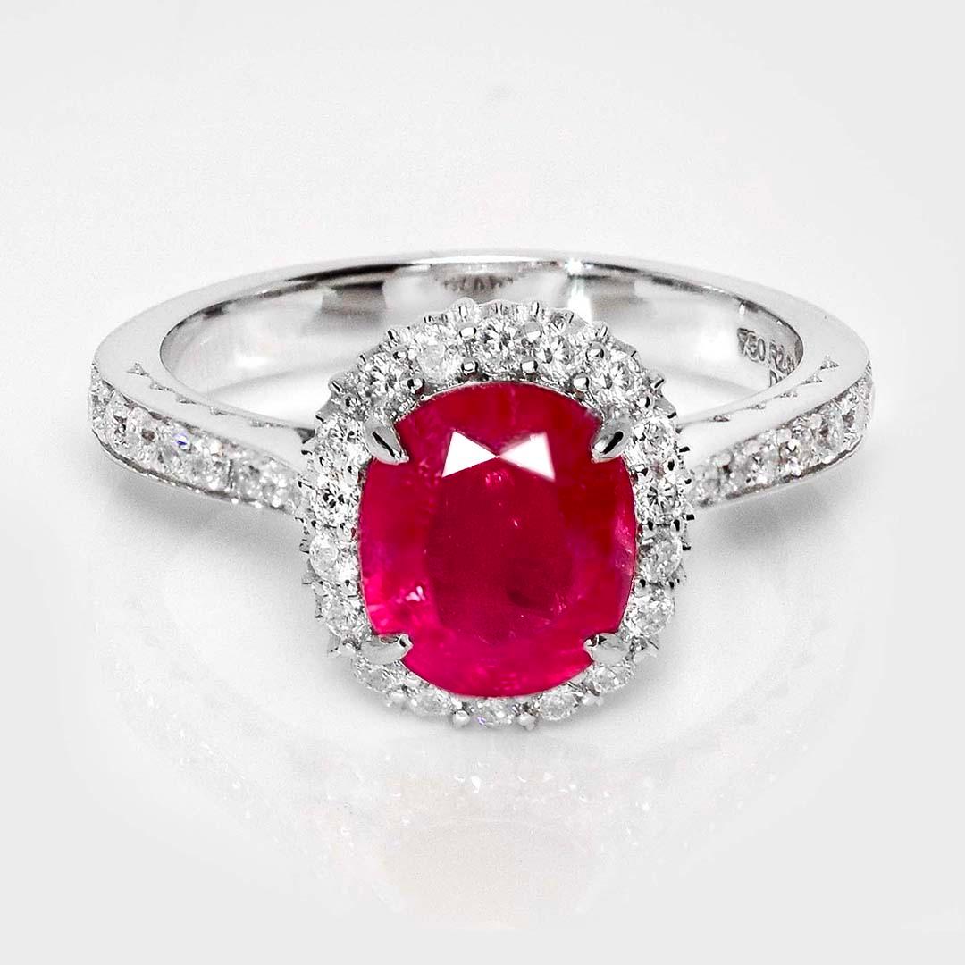 *Anello di fidanzamento con rubino dell'Afghanistan non riscaldato in oro bianco 18K da 2,32 ct GIA*.

Il rubino rosso vivido dell'Afghanistan, non riscaldato e certificato GIA, è la pietra centrale di 2,32 carati, incastonata nella fascia a