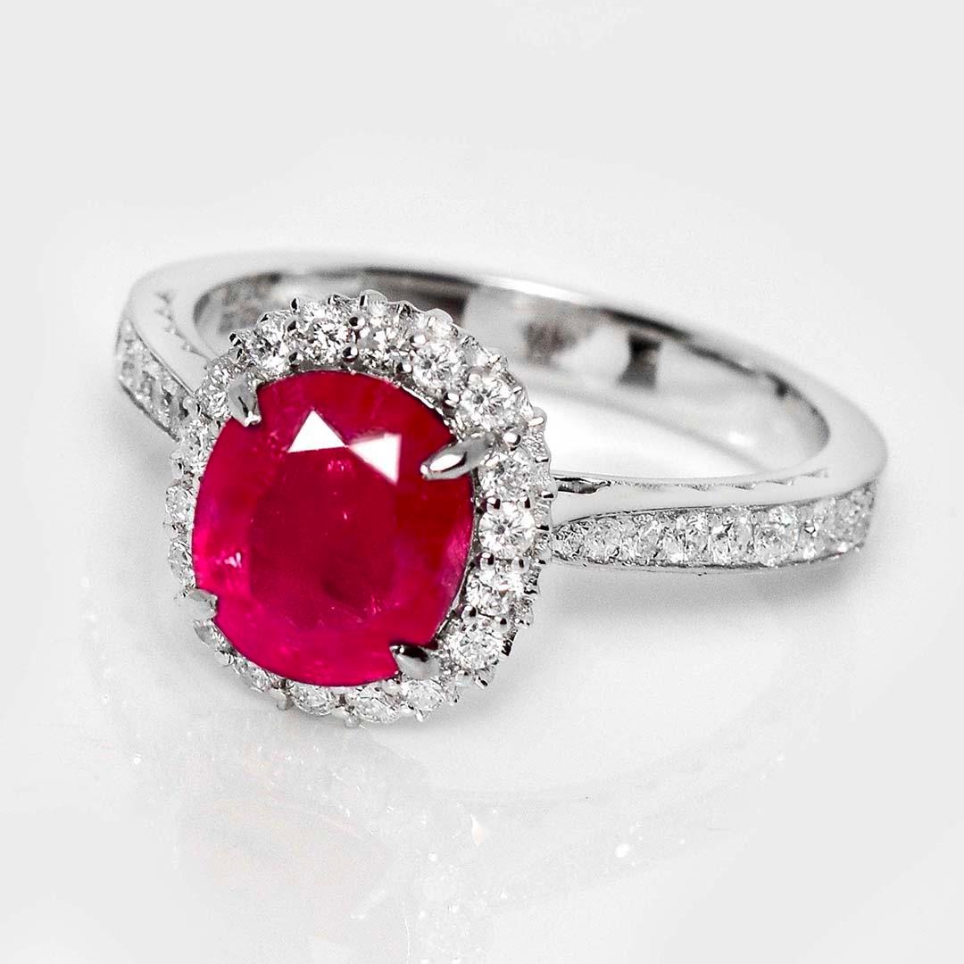 Taglio cuscino GIA Anello di fidanzamento con rubino dell'Afghanistan non riscaldato da 2,32 ct in oro bianco 18 carati in vendita