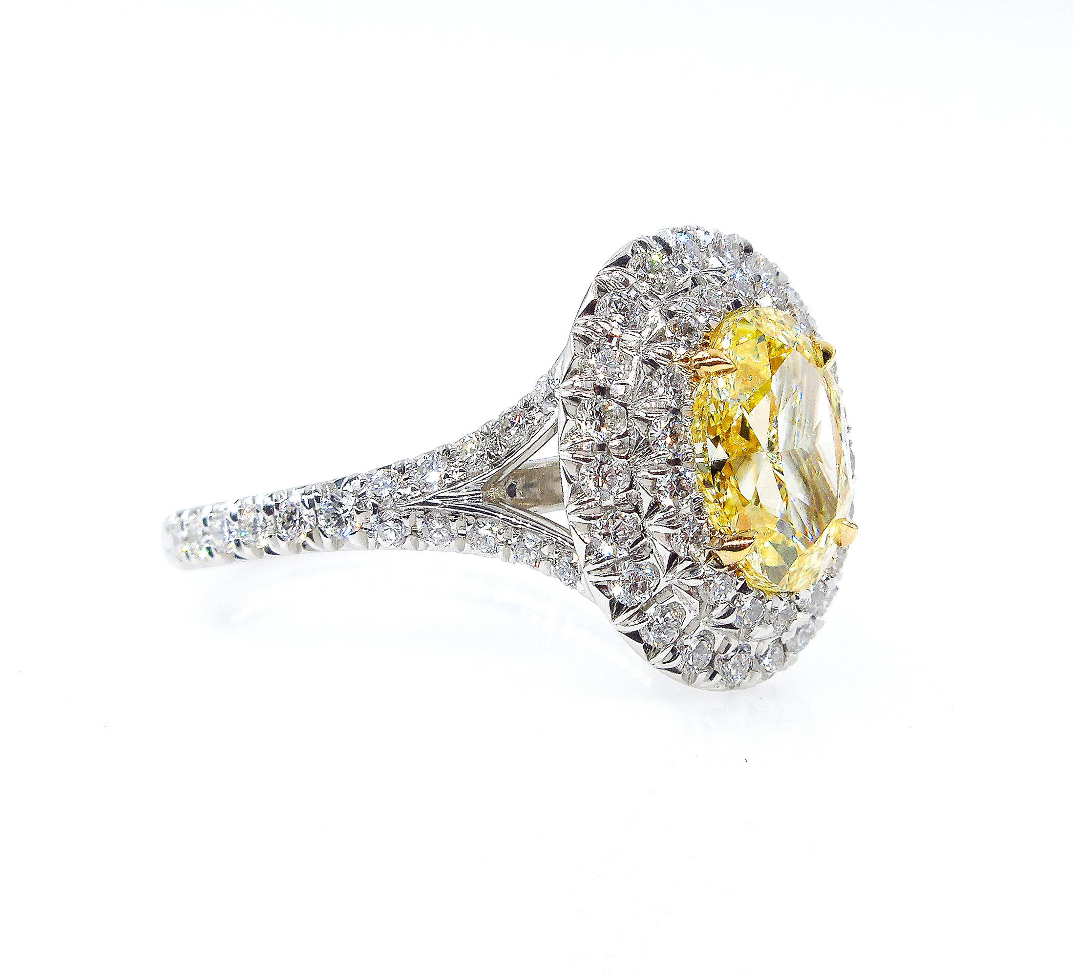 Oval Cut GIA 2.33ct Canary Natural Fancy Yellow Oval Diamond Wedding Platinum Halo Ring