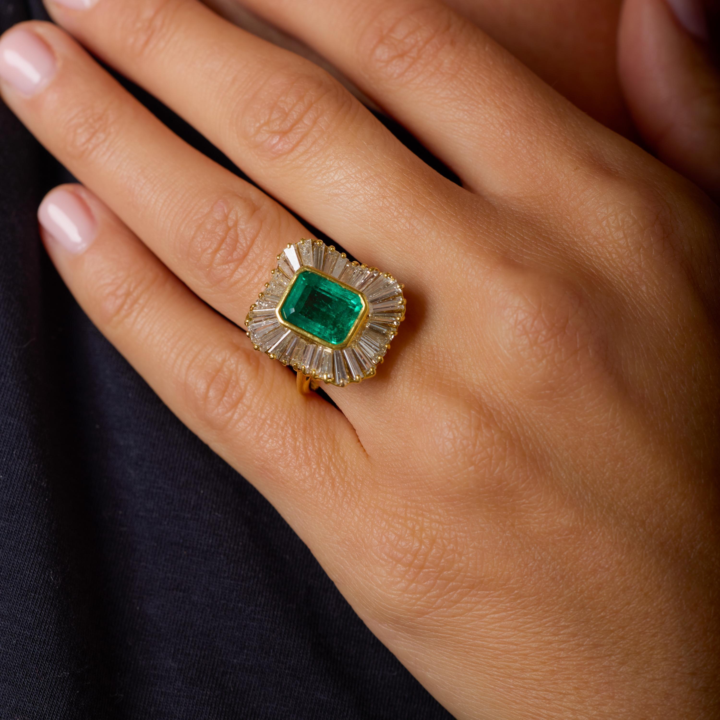 Dieser spektakuläre Ballerina-Ring aus der Mitte des Jahrhunderts besticht durch seine Dramatik, Eleganz und sorgfältige Handwerkskunst, die den feinsten Vintage-Smaragdschmuck ausmachen. In seinem Zentrum ruht ein atemberaubender kolumbianischer