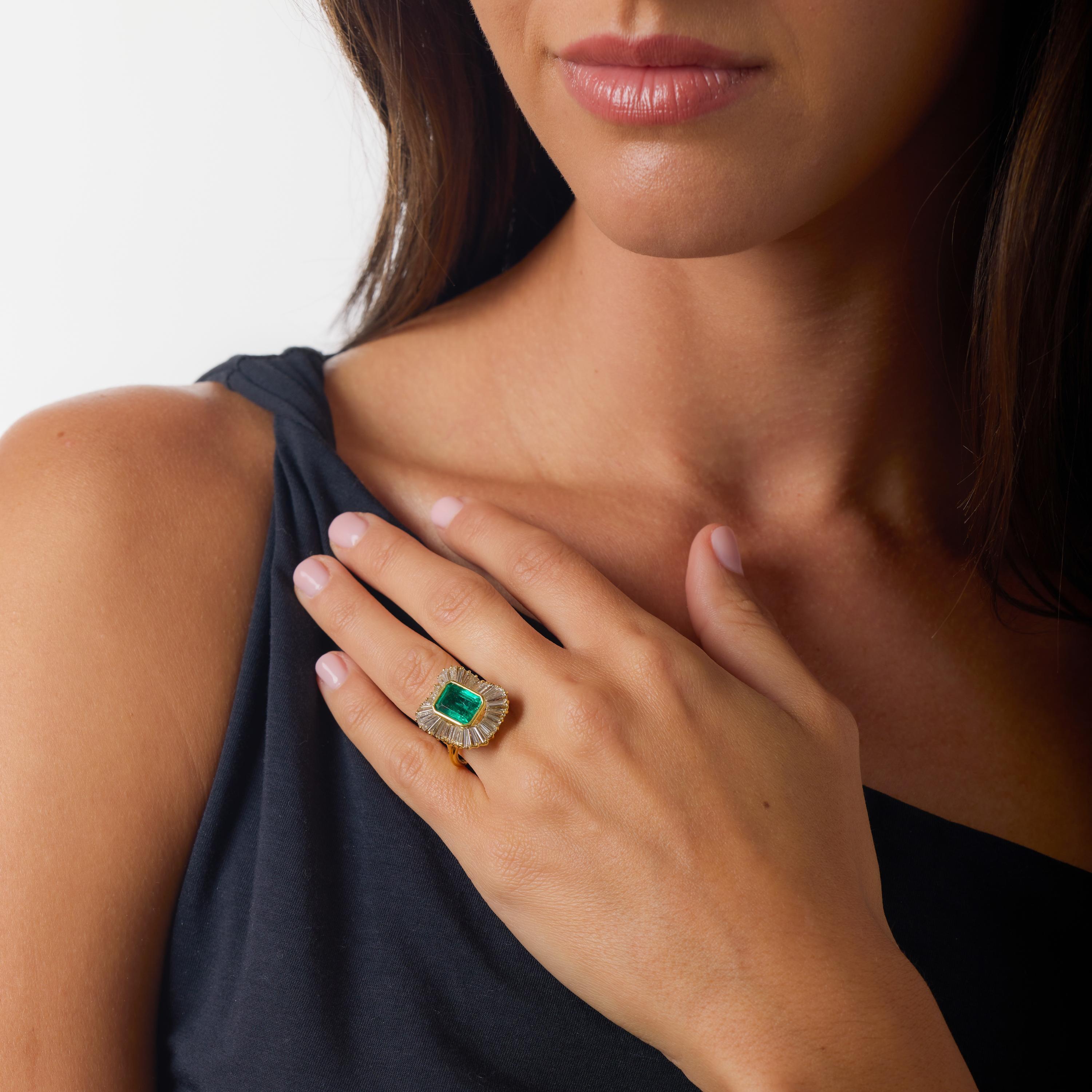 GIA 2,40 Karat kolumbianischer Smaragd Diamant 18k Gelbgold Ballerina Ring (Smaragdschliff) im Angebot