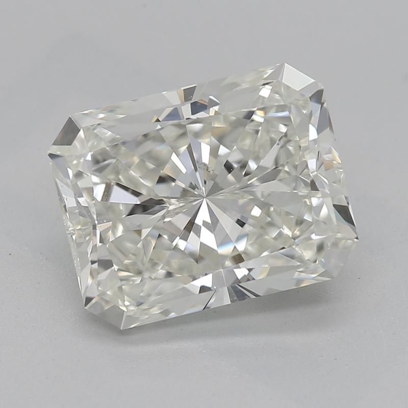 Rehaussez votre collection de bijoux avec cette exceptionnelle bague en diamant dont la pièce maîtresse est un diamant radiant pesant 2,40. Dotée d'un délicieux J et d'un SI2, cette bague rayonne d'un éclat extraordinaire. Son design met en valeur