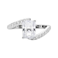 GIA 2.40 Carat Radiant Curved Bypass Pave Shank  Bague en diamant