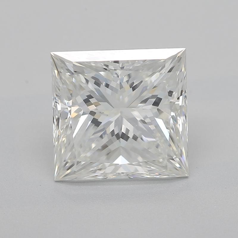 Fabriquée à la main à New York, cette exquise bague en diamant présente une pièce centrale époustouflante composée d'un diamant princesse pesant 2,4 , classé I et VS2. Le diamant est élégamment fixé dans une monture à quatre griffes à double panier,