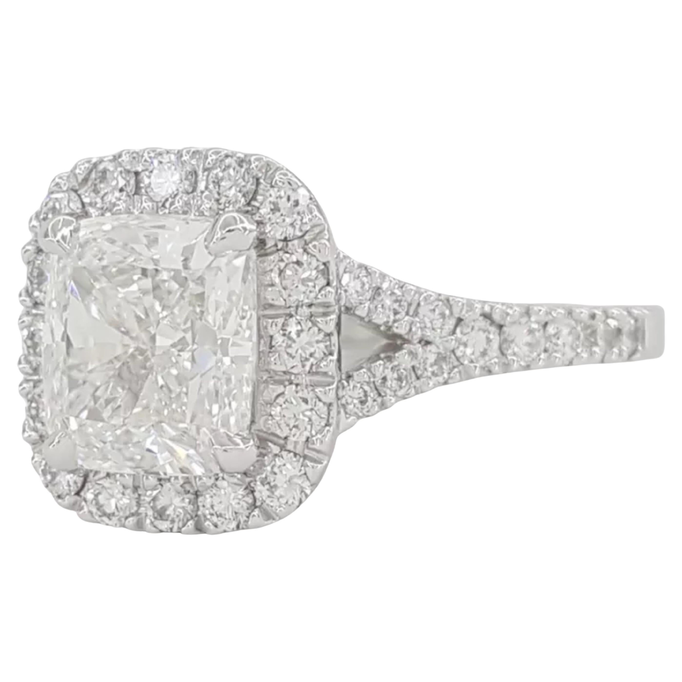 El anillo de compromiso con halo de diamantes de talla brillante cojín alargado de 2,5 quilates es una pieza llamativa que combina elegancia y artesanía de calidad. 

La piedra central es un diamante natural de talla brillante cojín alargado de 2,00