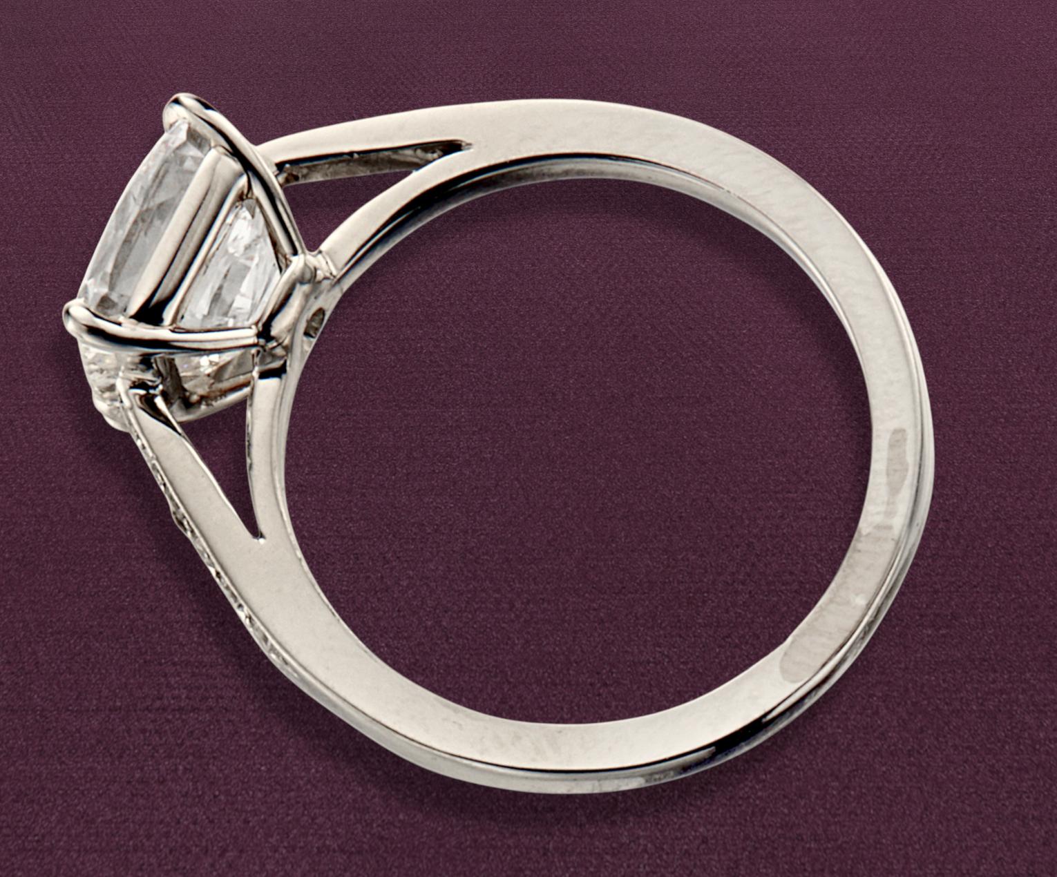Engagement ring of 2.50 carat weight.
The main stone is a 2.50 CT diamond, G color and VS2 clarity according to the GIA report.

The setting is made in solid 18k white gold.