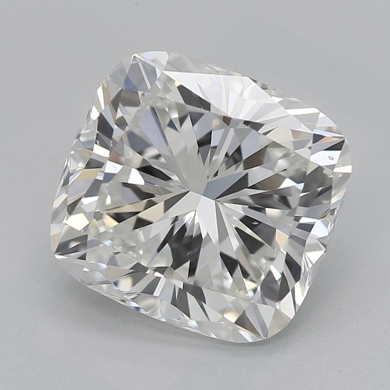 Fabricado a mano en Nueva York, este exquisito anillo de diamantes presenta un impresionante diamante cojín en su centro, de 2,50 , con un sorprendente H y SI1. Su diseño único armoniza el estilo vintage con la sofisticación contemporánea, mostrando