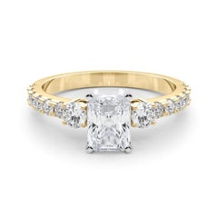 GIA Anello con tre pietre radianti e gambo di diamante in oro giallo 18 carati da 2,50 ct.