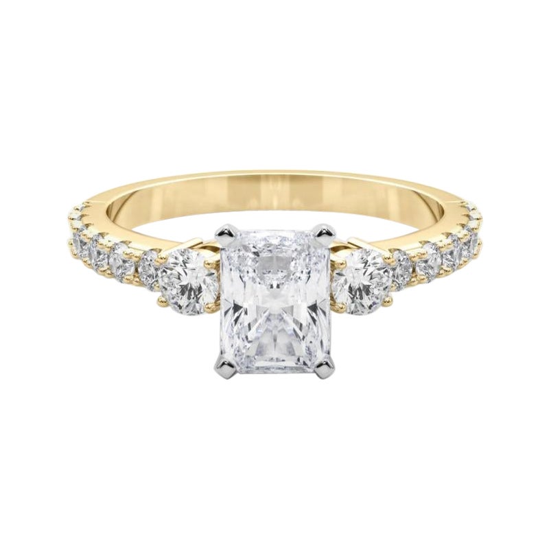 GIA Anello con tre pietre radianti e gambo di diamante in oro giallo 18 carati da 2,50 ct.