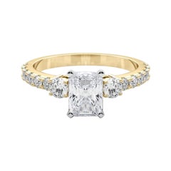 GIA Anello con tre pietre radianti e gambo di diamante in oro giallo 18 carati da 2,50 ct.