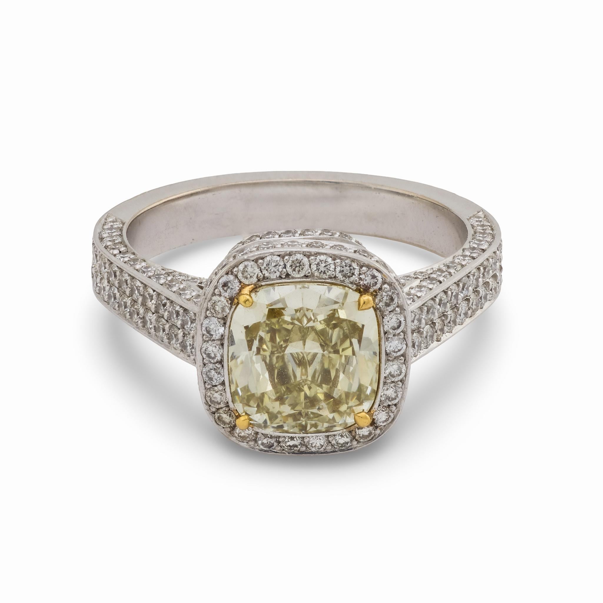 Contemporaneo Anello di fidanzamento in oro bianco 18k GIA da 2,51 carati con diamante fancy color in vendita