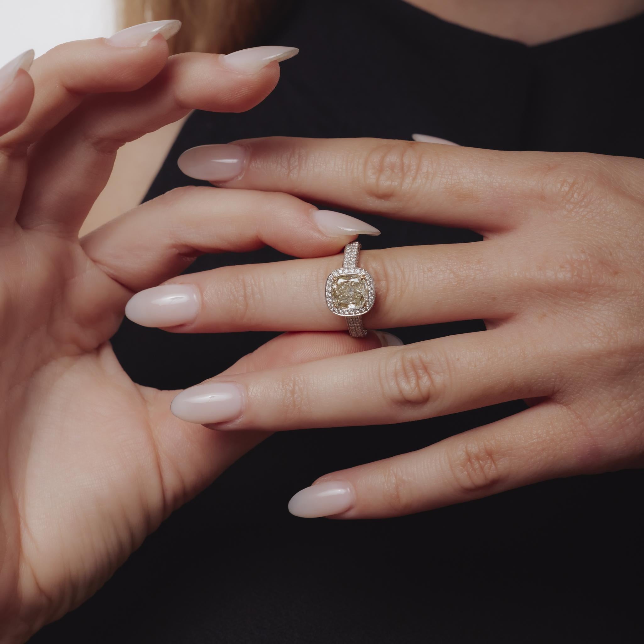 Taglio cuscino Anello di fidanzamento in oro bianco 18k GIA da 2,51 carati con diamante fancy color in vendita