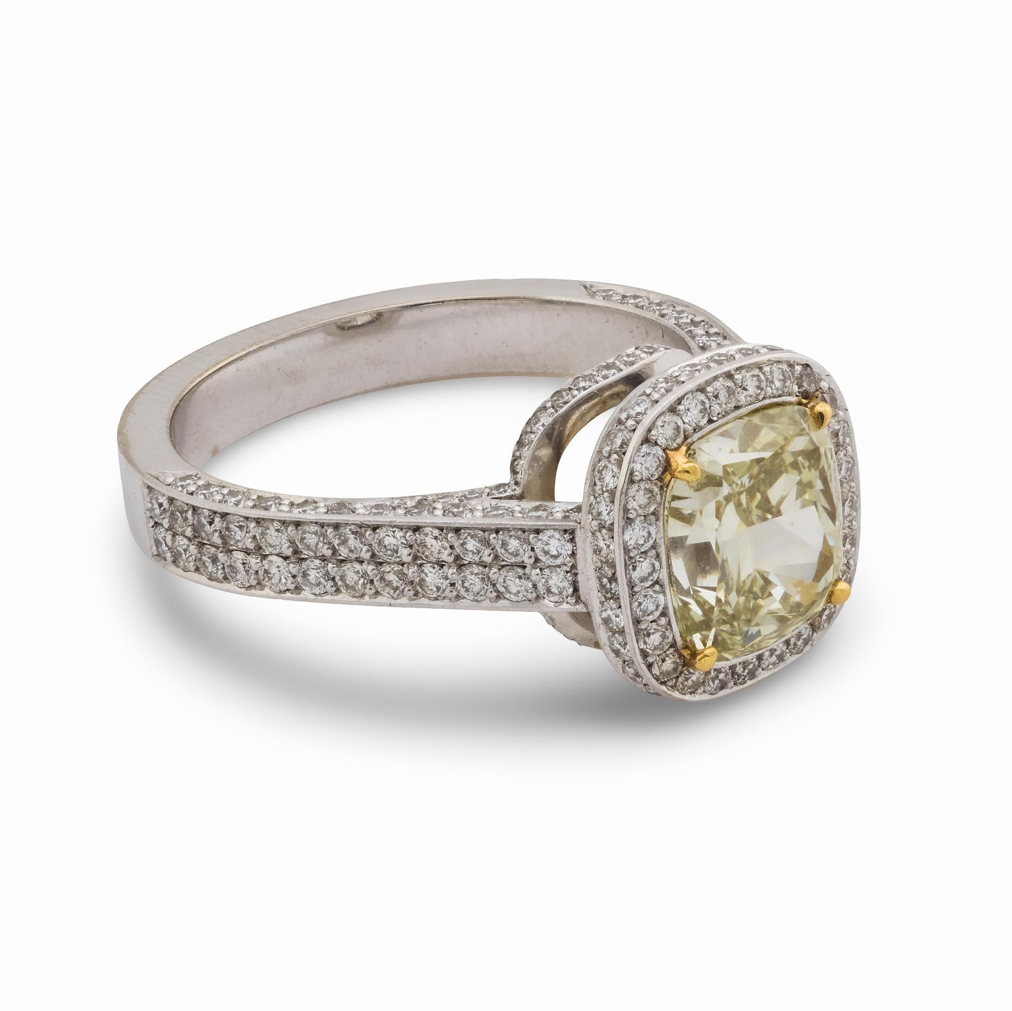Anello di fidanzamento in oro bianco 18k GIA da 2,51 carati con diamante fancy color In condizioni buone in vendita a Beverly Hills, CA