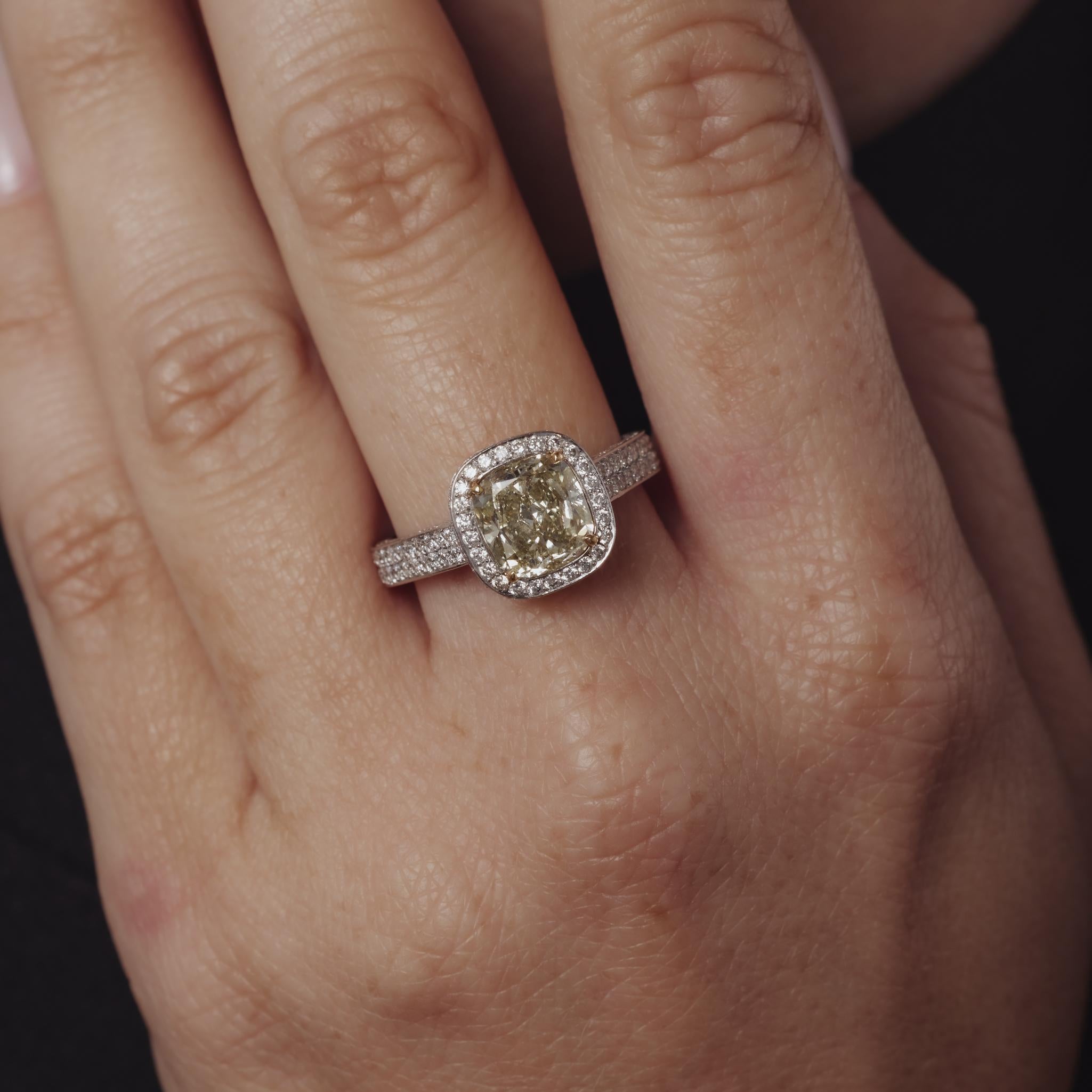 Donna Anello di fidanzamento in oro bianco 18k GIA da 2,51 carati con diamante fancy color in vendita