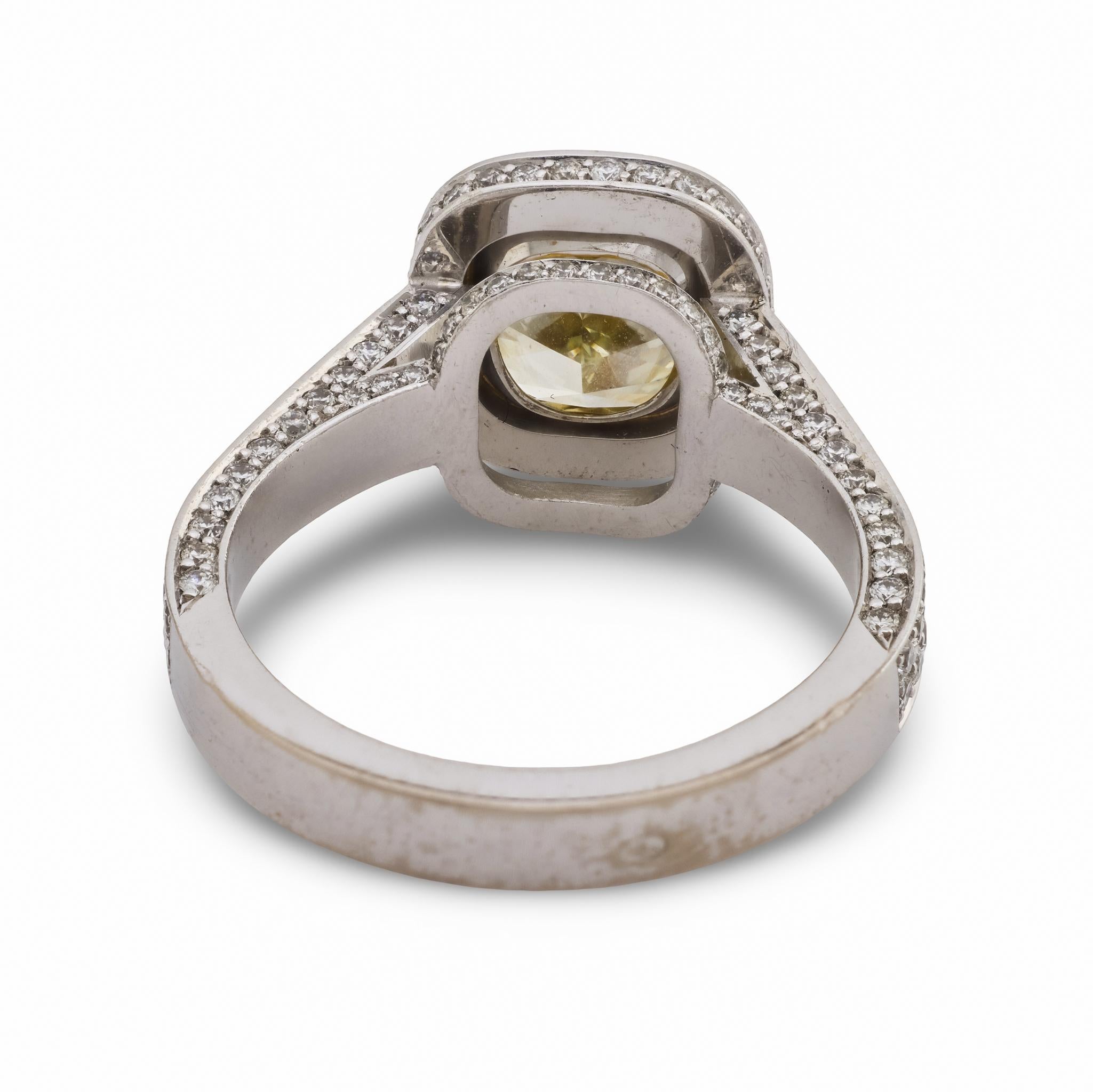Anello di fidanzamento in oro bianco 18k GIA da 2,51 carati con diamante fancy color in vendita 1