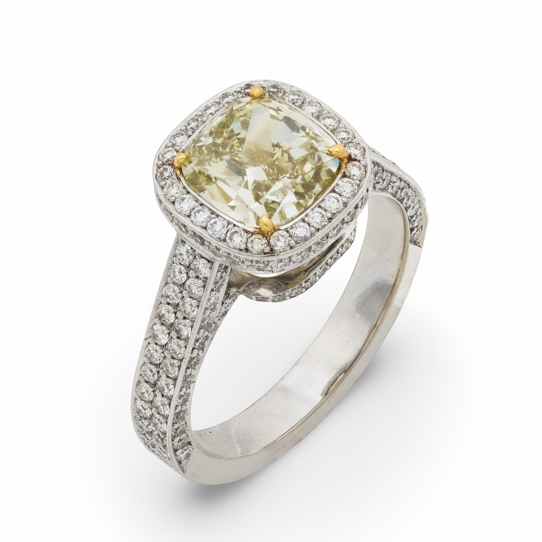 Anello di fidanzamento in oro bianco 18k GIA da 2,51 carati con diamante fancy color in vendita