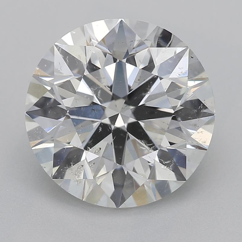 Eleva la tua collezione di gioielli con questo anello con diamante senza tempo, caratterizzato da una splendida pietra centrale rotonda del peso di 2,51. La brillantezza di questo anello è ulteriormente esaltata da due squisite pietre laterali con