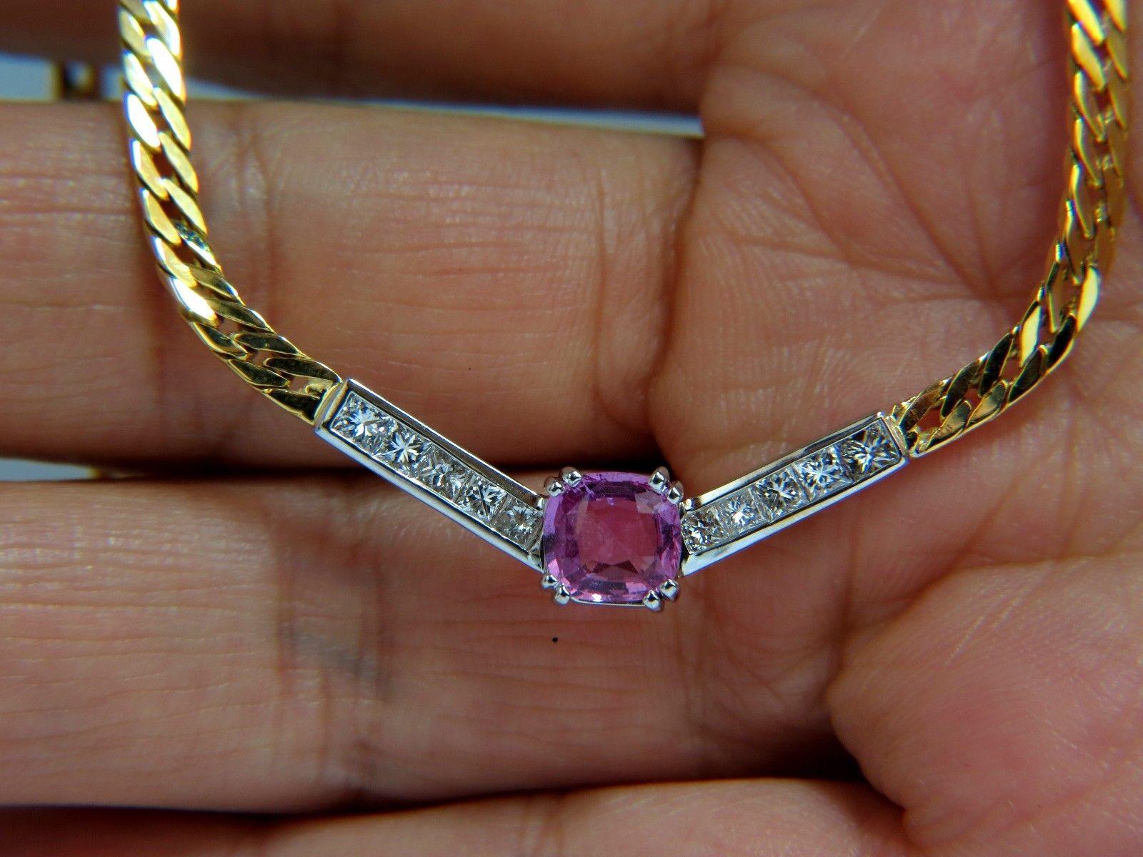 Collier « V » en or 14 carats avec diamants et saphir rose naturel non chauffé de 2,52 carats, certifié GIA Neuf - En vente à New York, NY