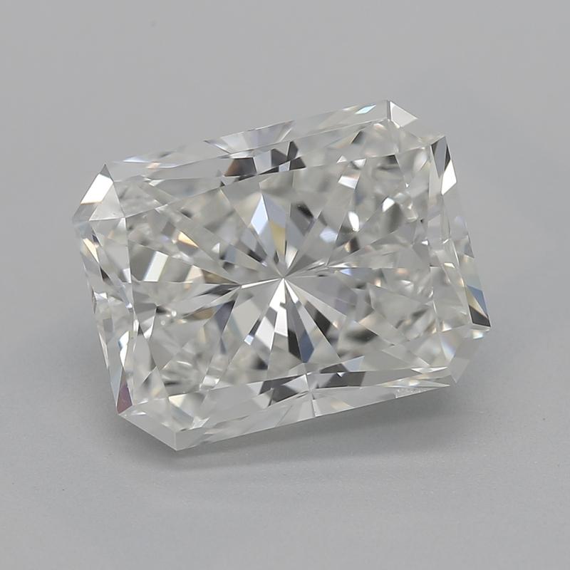 Ti presentiamo uno splendido anello con diamante che combina eleganza e raffinatezza. Al centro si trova un'affascinante pietra centrale radiante, del peso di 2,52 e classificata H con SI1, che assicura un'abbagliante dimostrazione di brillantezza.