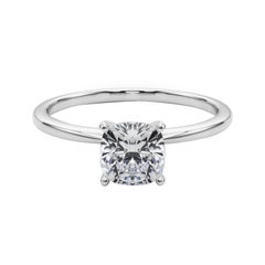 GIA 2,53ct Cuscino con incastonatura a forchetta Solitario Slim Band in oro bianco 18 carati