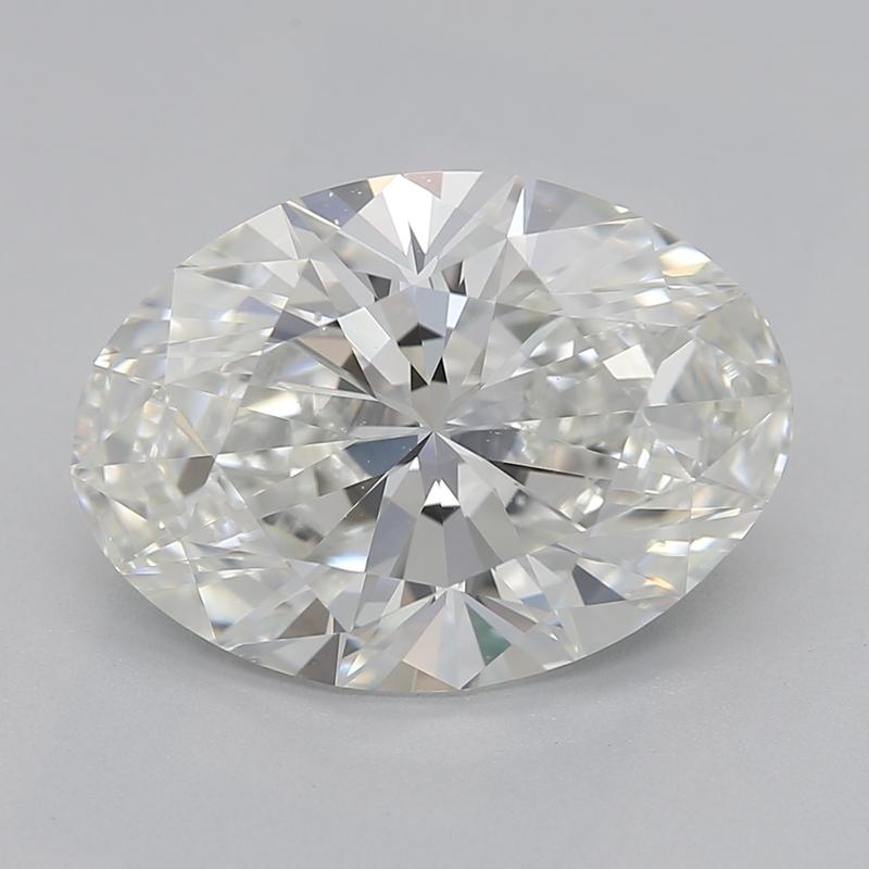 Realizzato a mano a New York, questo squisito anello con diamante presenta un design accattivante che trasforma la brillantezza dei diamanti in un incantevole motivo floreale. Al centro si trova un magnifico diamante ovale del peso di ben 2,53, con