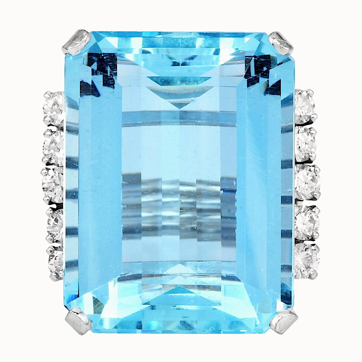 Audacieuse et lumineuse, cette spectaculaire bague de cocktail est ornée d'une aigue-marine naturelle de 24,95 carats certifiée par le GIA, taillée de manière experte dans une taille octogonale classique. La pierre affiche une teinte bleu glacé