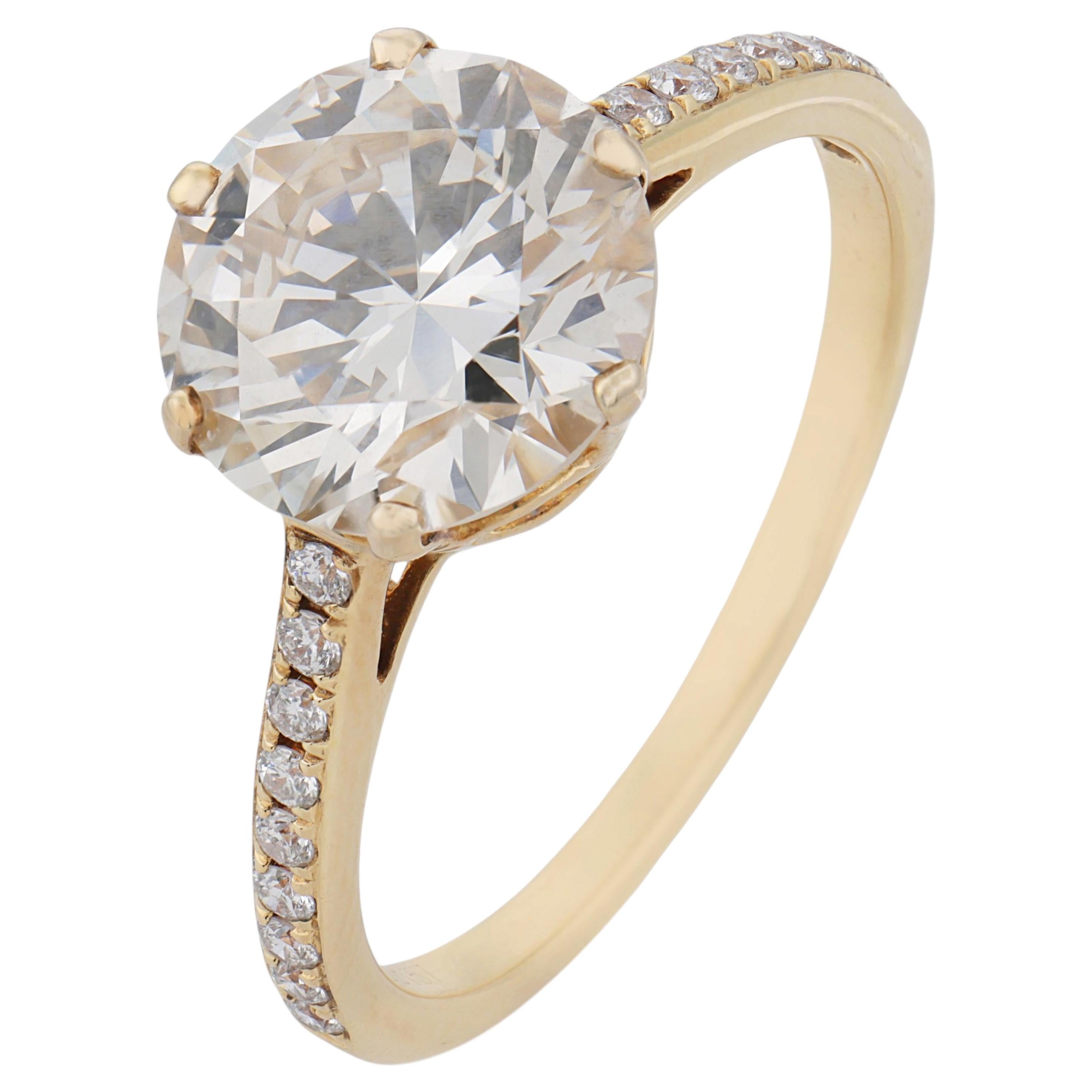 Anillo de compromiso de oro amarillo de 18 quilates con un diamante redondo de talla brillante de 2,56 quilates certificado por el GIA